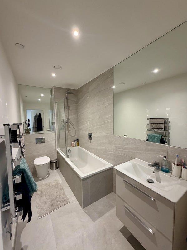 Flat Holman Road in Greater London