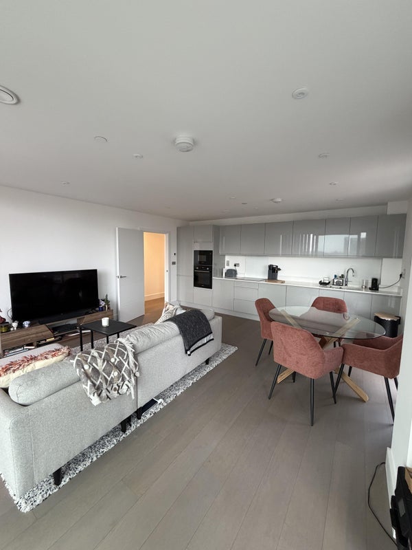 Flat Holman Road in Greater London