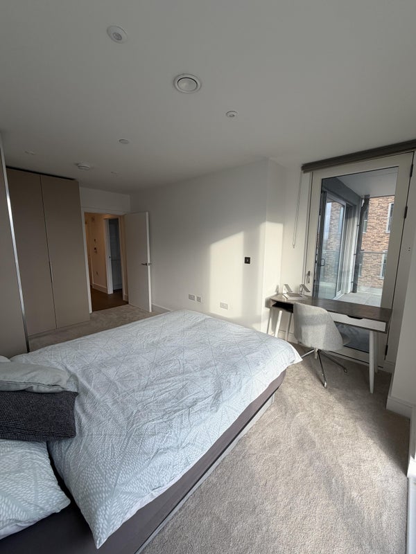Flat Holman Road in Greater London