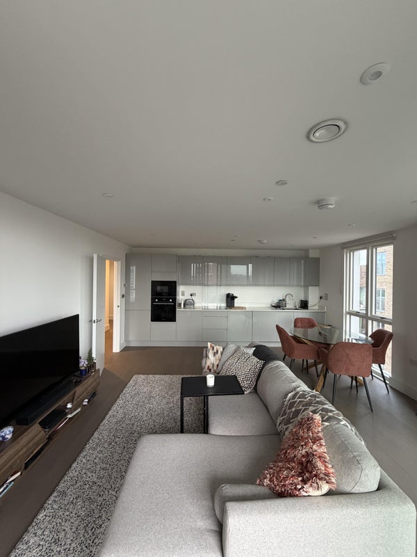 Flat Holman Road in Greater London