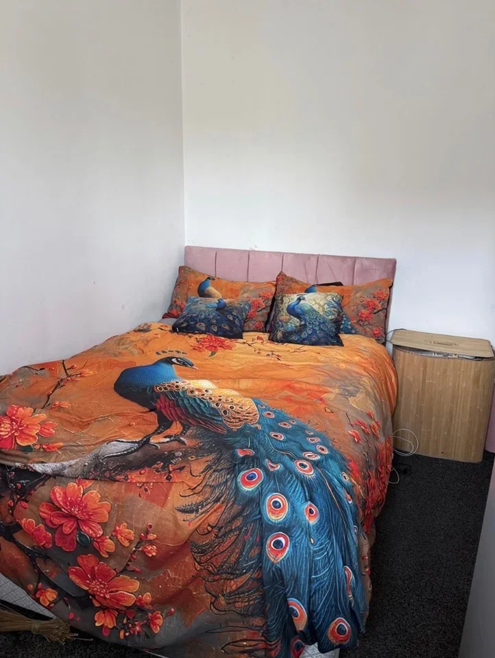 Room Pompadour Way in Greater London