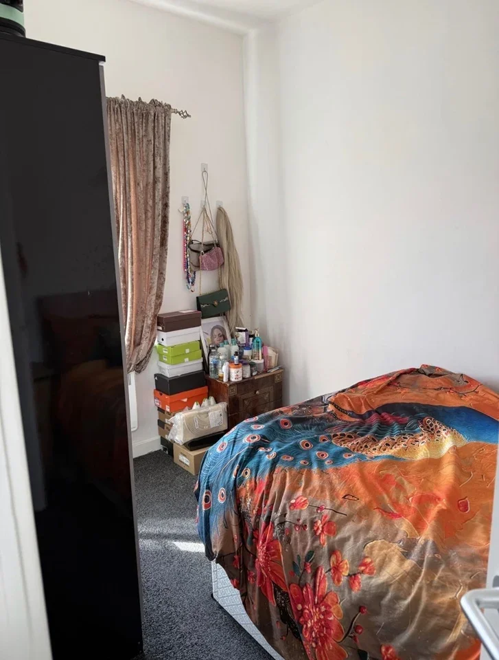 Room Pompadour Way in Greater London