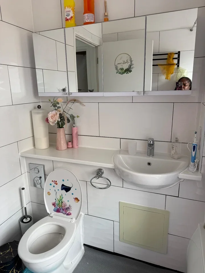 Room Pompadour Way in Greater London