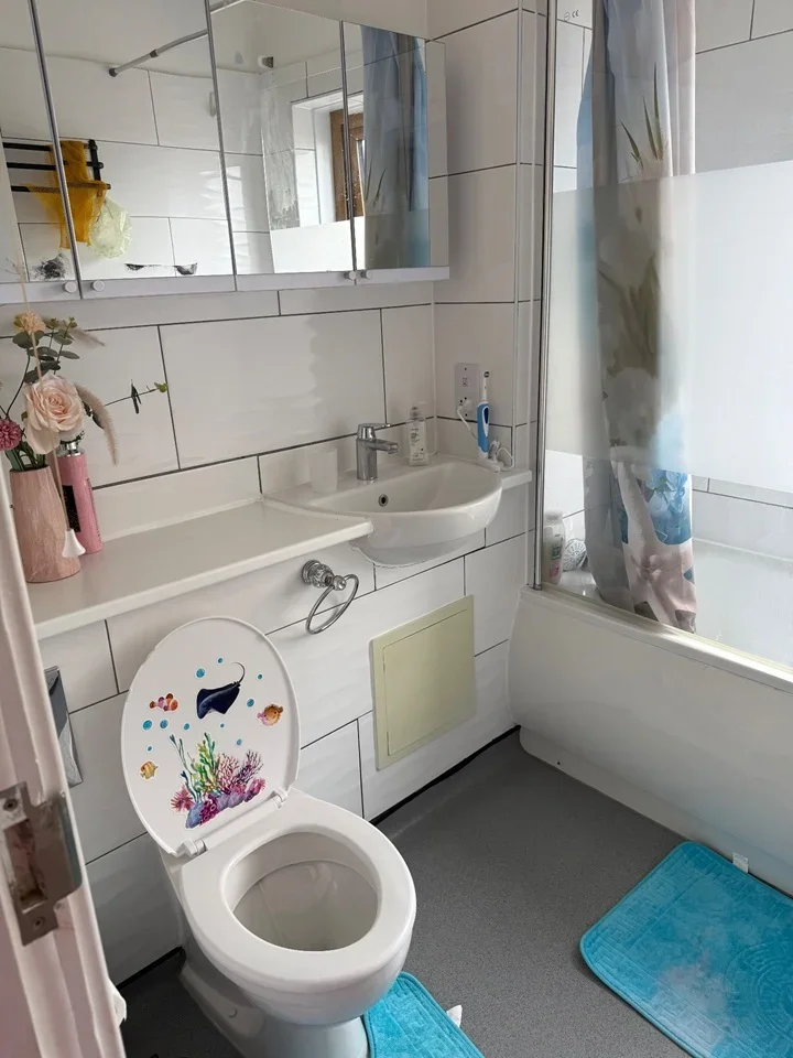 Room Pompadour Way in Greater London