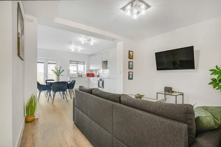Flat Western Avenue in Greater London