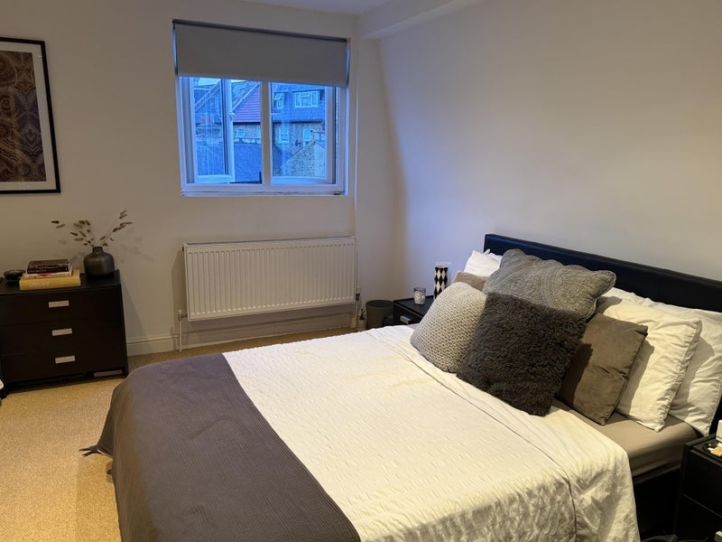 Room Amen Corner in Greater London