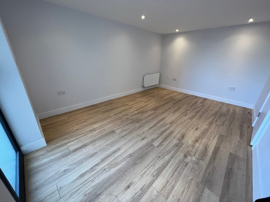 Flat Trinity Road in Greater London
