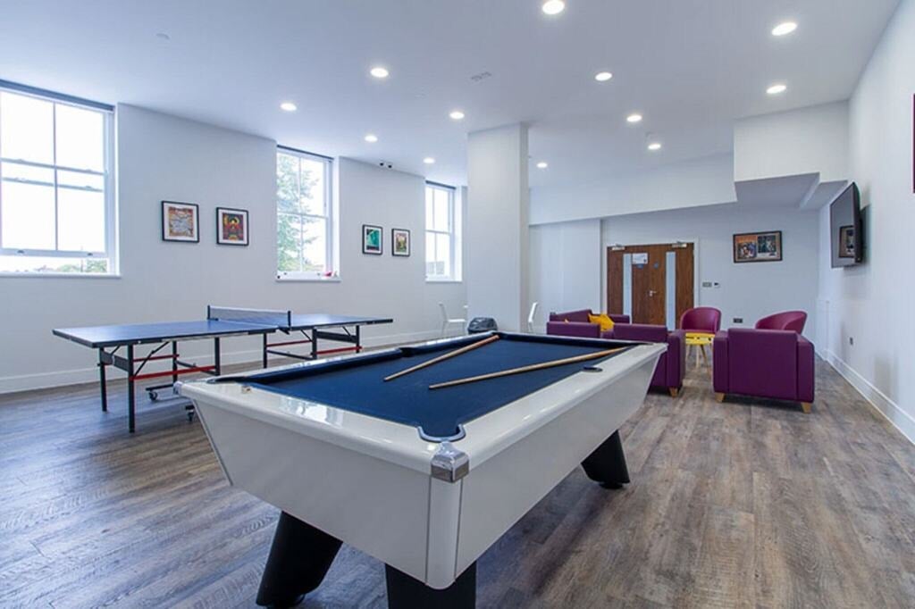 Room Chesnut Road in Greater London
