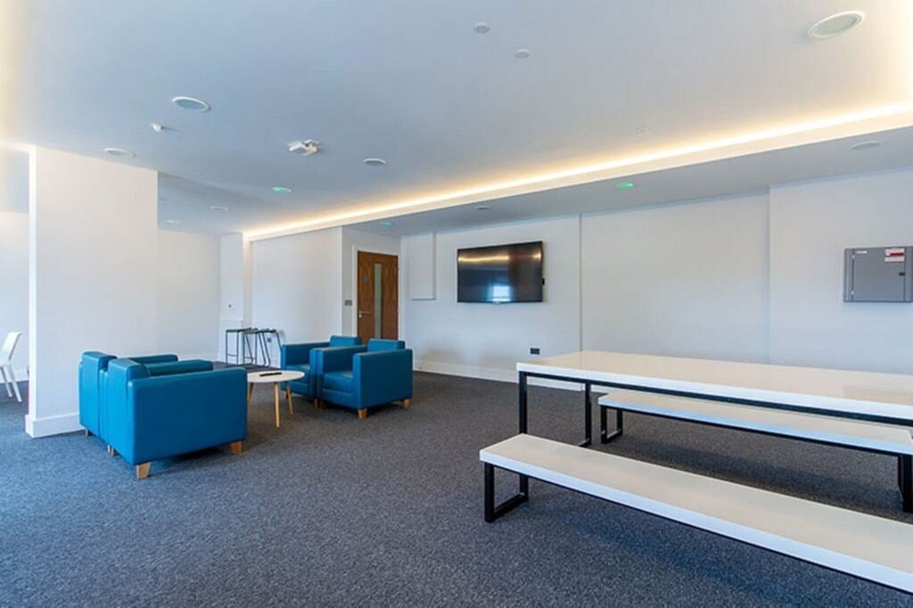 Room Chesnut Road in Greater London