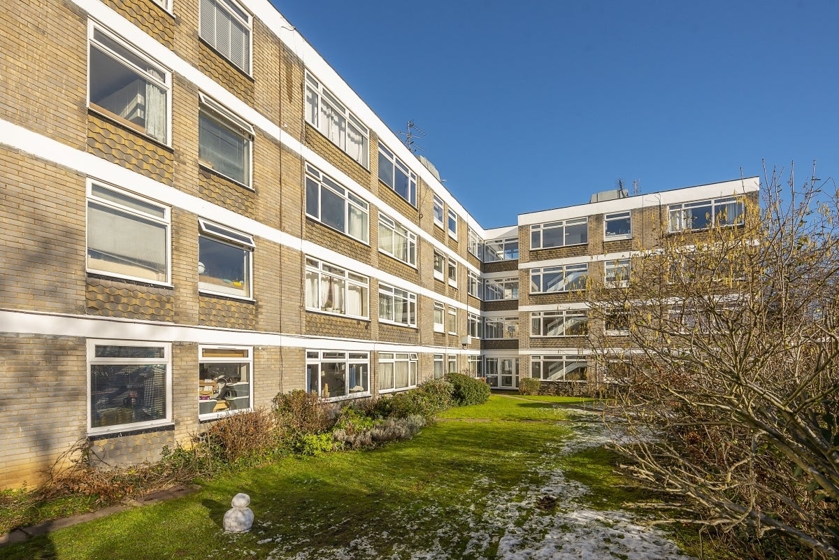 Flat Ewell Road in Greater London