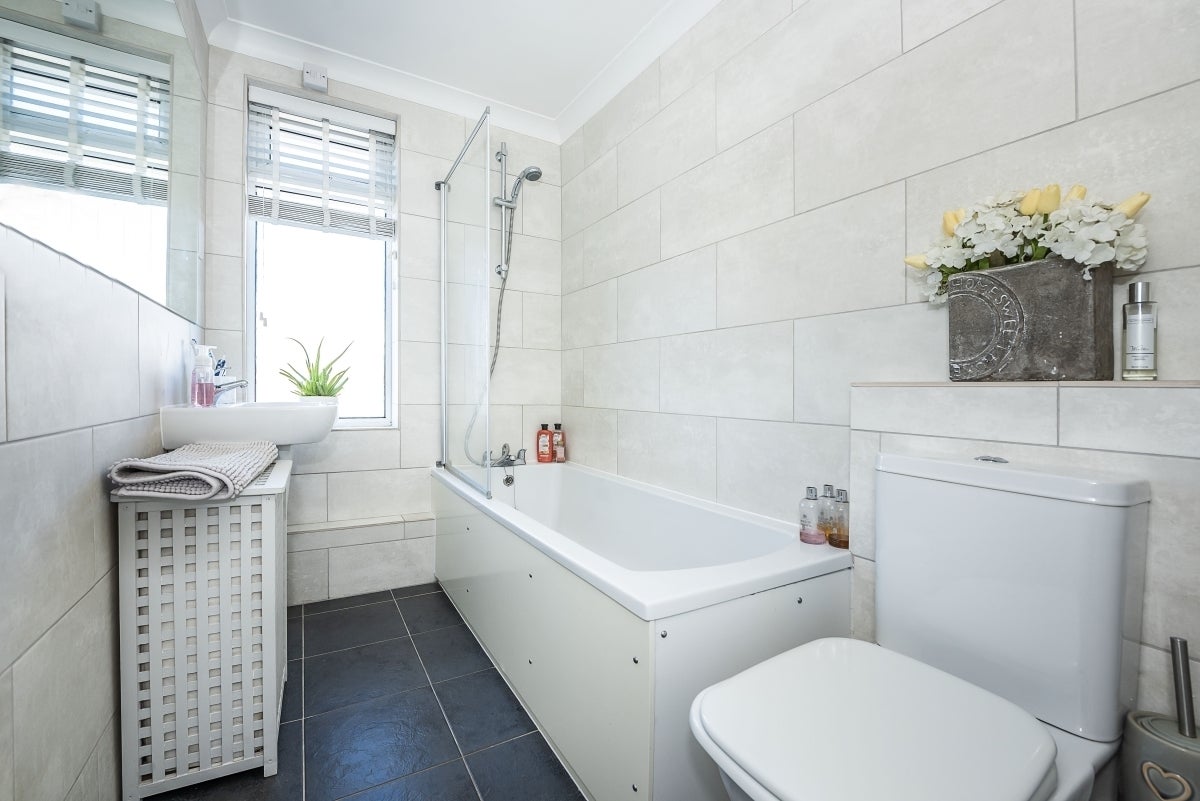 Flat Ewell Road in Greater London