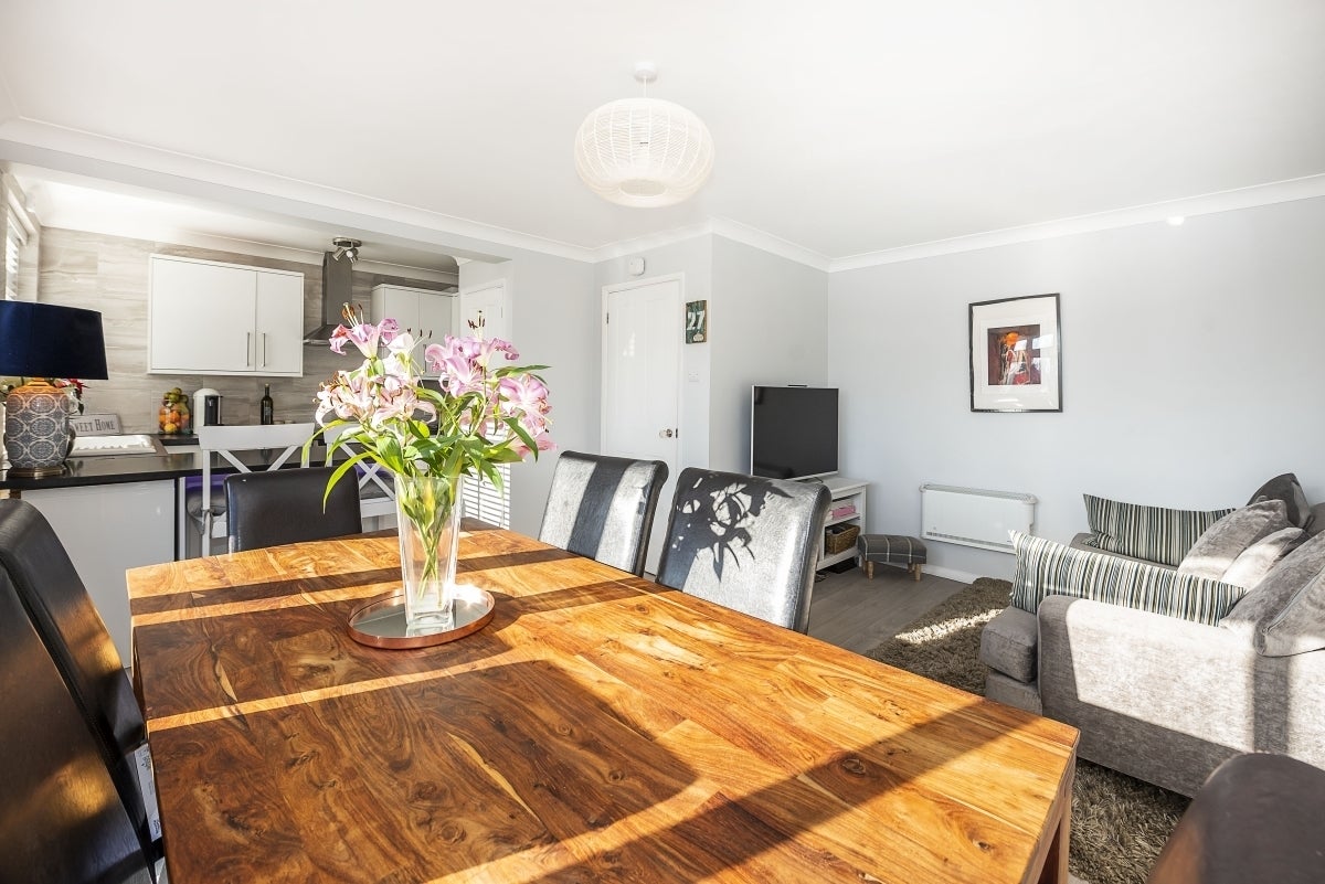 Flat Ewell Road in Greater London