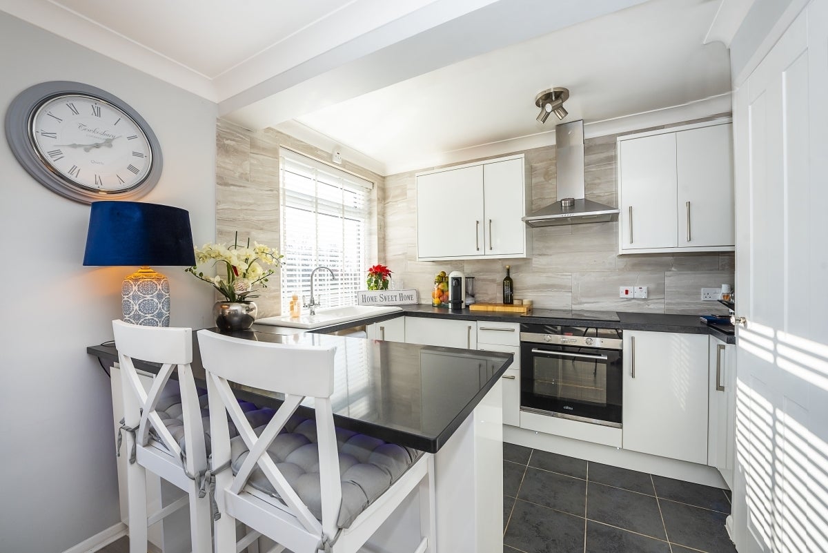 Flat Ewell Road in Greater London
