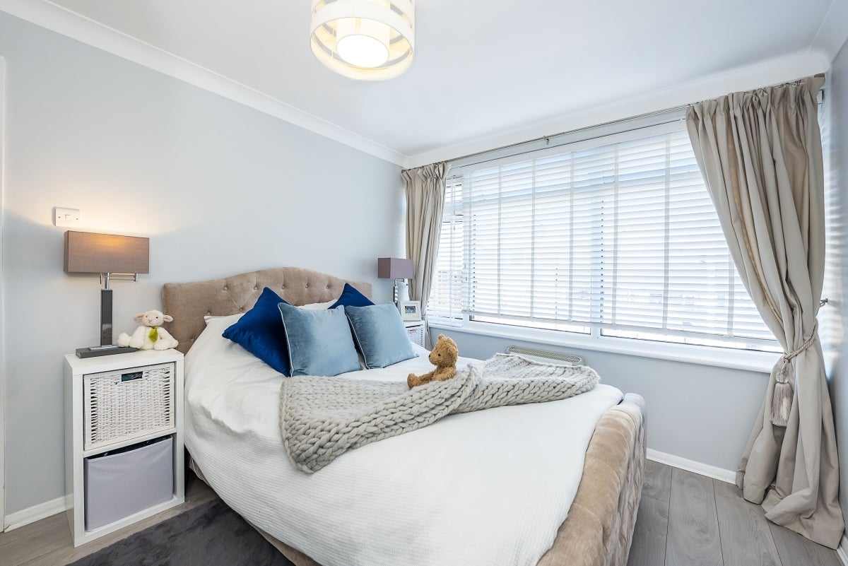 Flat Ewell Road in Greater London