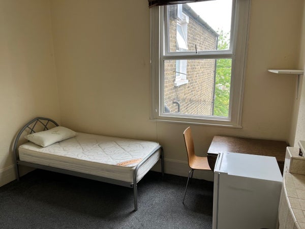 Room Erlanger Road in London