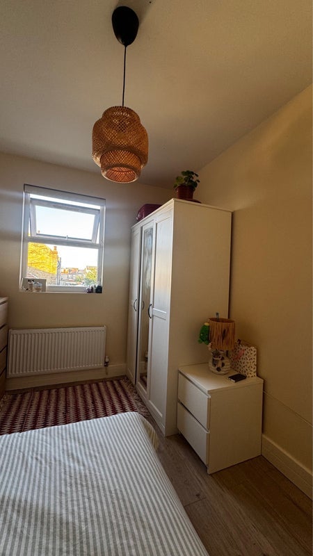 Room Wargrave Avenue in Greater London