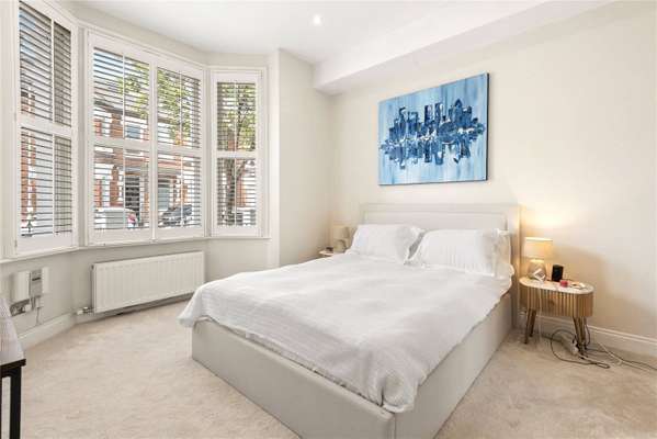 Flat Tregarvon Road in Greater London
