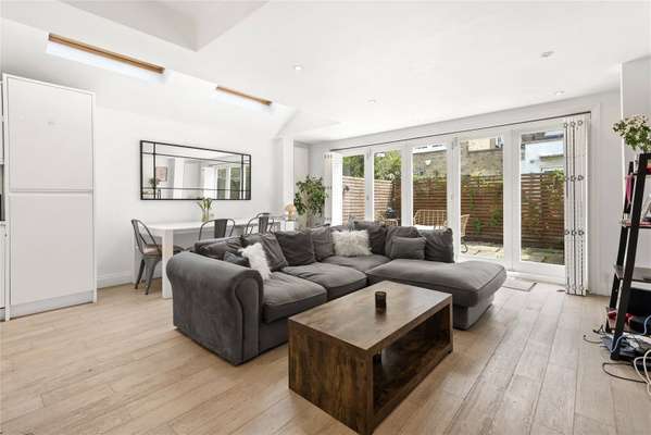Flat Tregarvon Road in Greater London