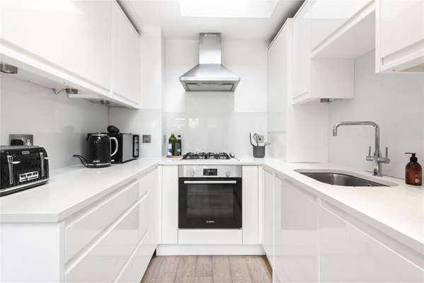 Flat Tregarvon Road in Greater London