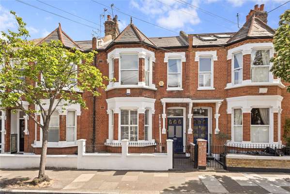 Flat Tregarvon Road in Greater London