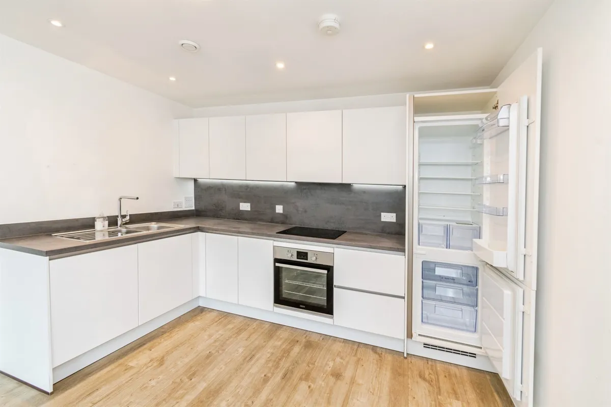 Flat Meridian Way in Southampton