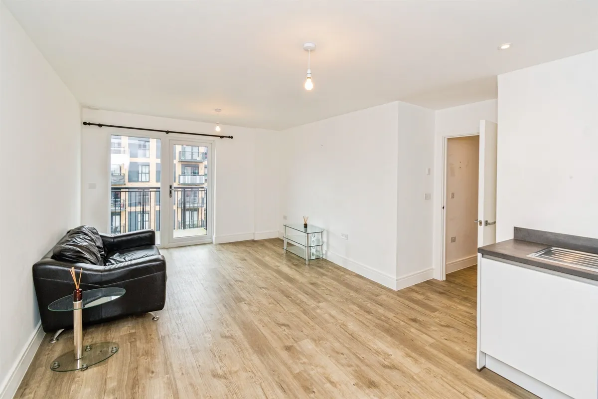 Flat Meridian Way in Southampton
