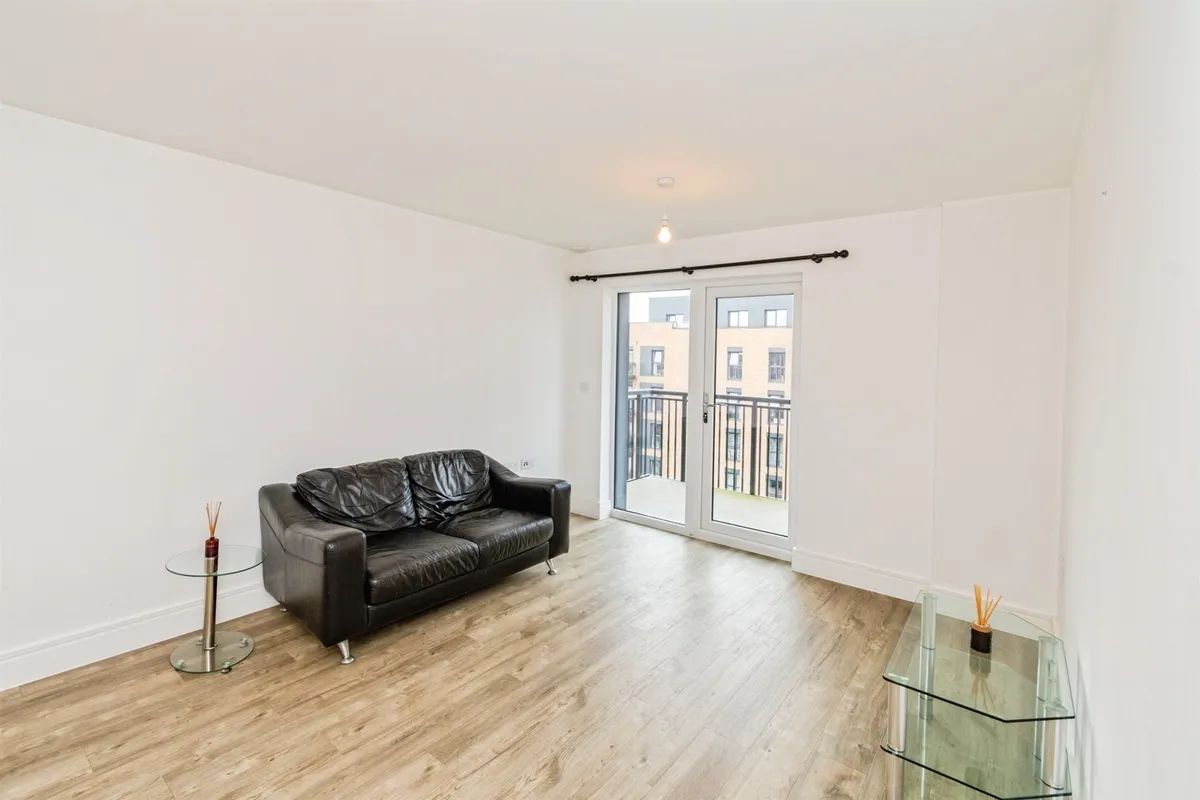 Flat Meridian Way in Southampton