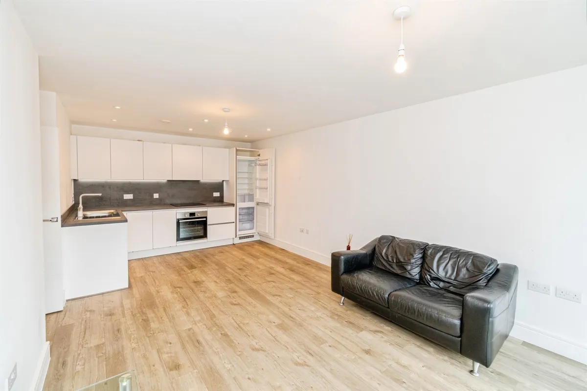 Flat Meridian Way in Southampton