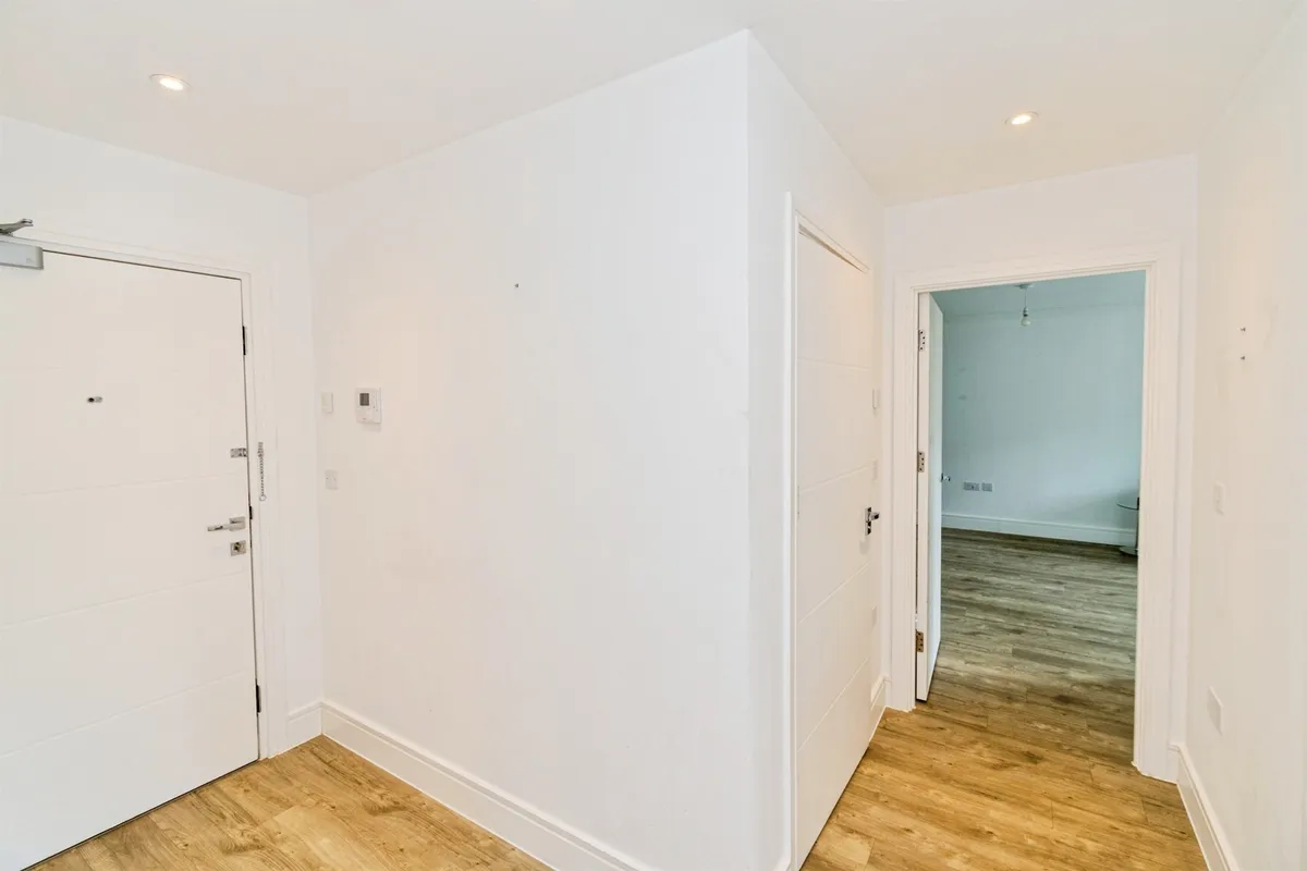 Flat Meridian Way in Southampton