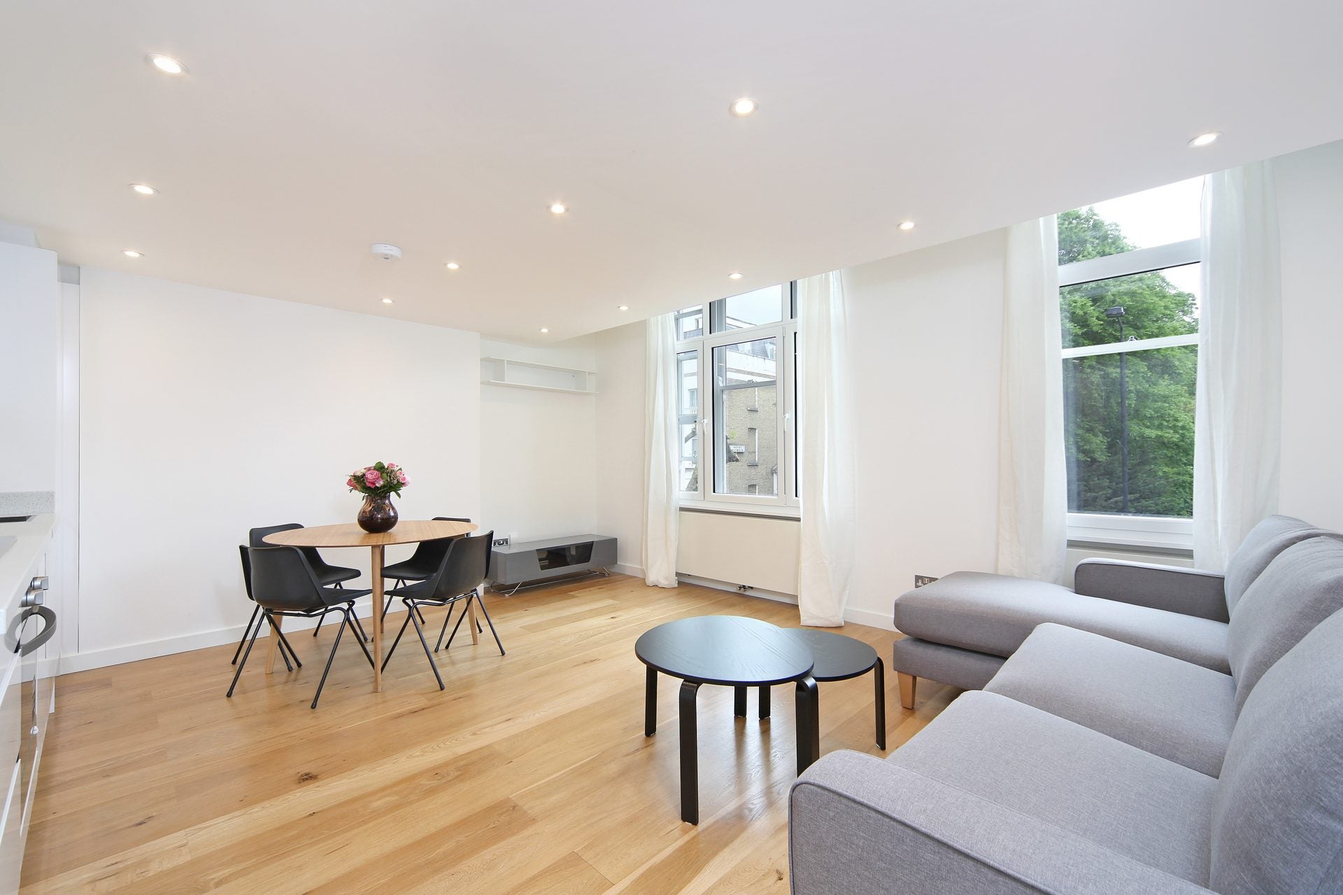 Flat Kempsford Gardens in Greater London