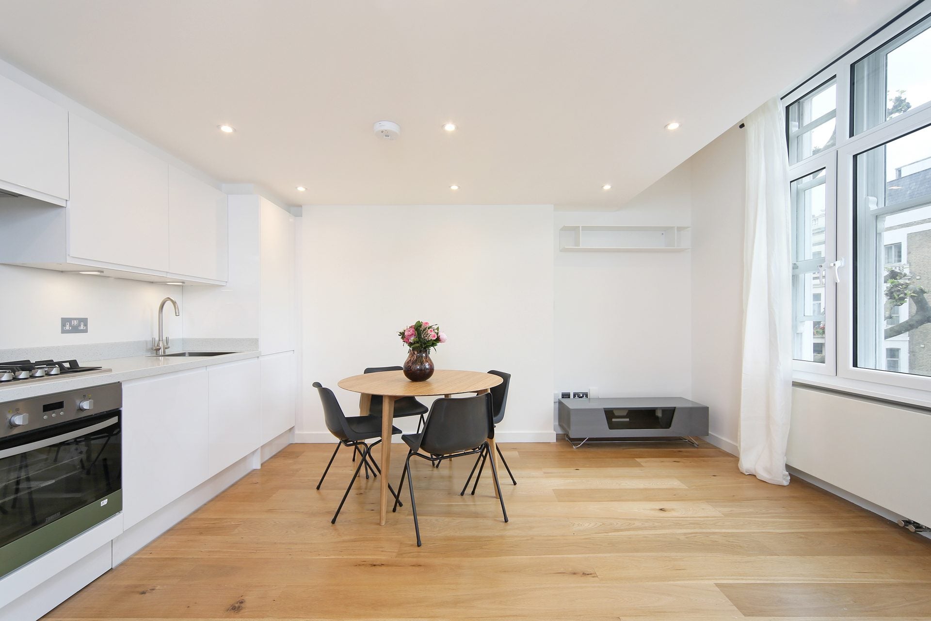 Flat Kempsford Gardens in Greater London
