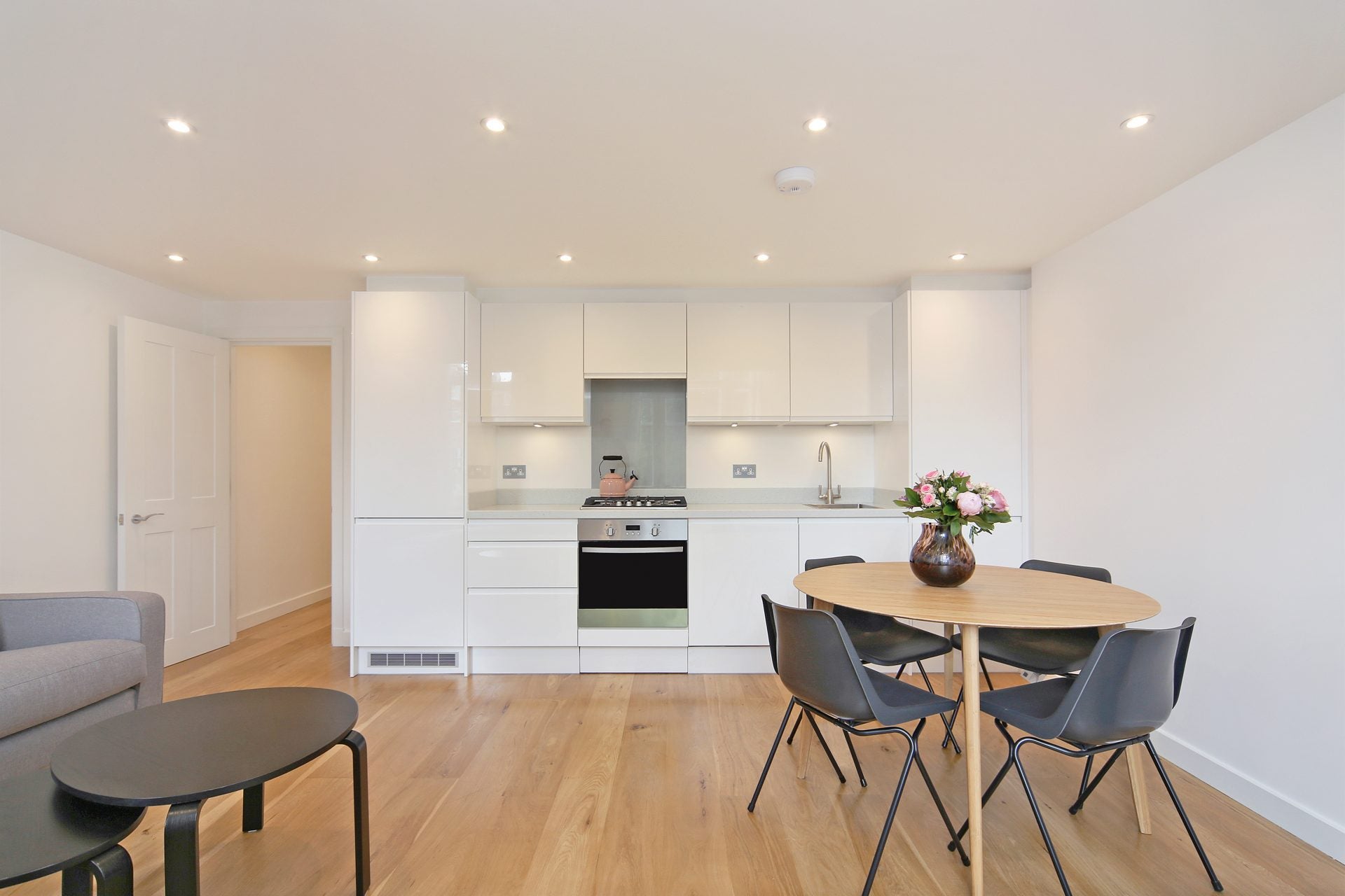 Flat Kempsford Gardens in Greater London