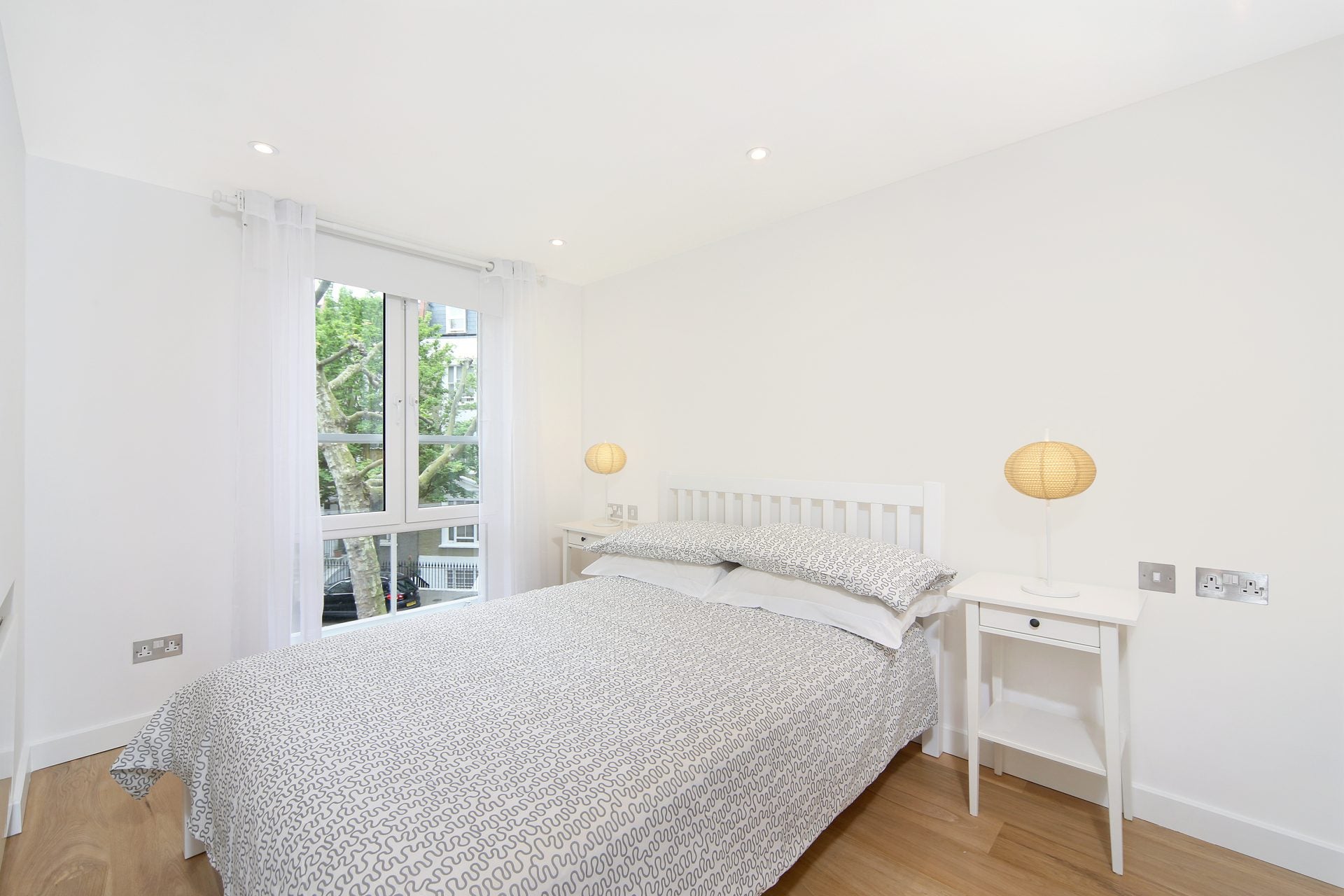Flat Kempsford Gardens in Greater London