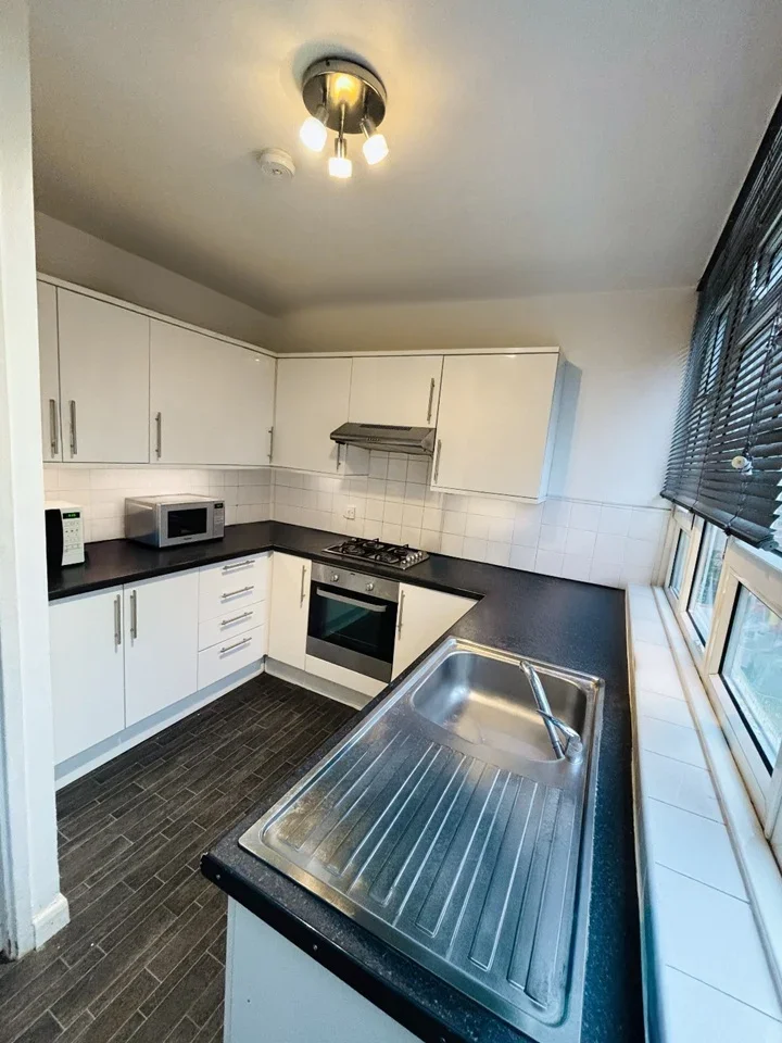Room Macroom Road in City of Westminster