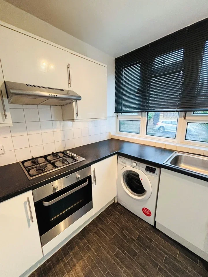 Room Macroom Road in City of Westminster