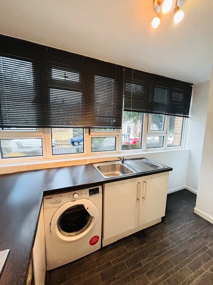 Room Macroom Road in City of Westminster
