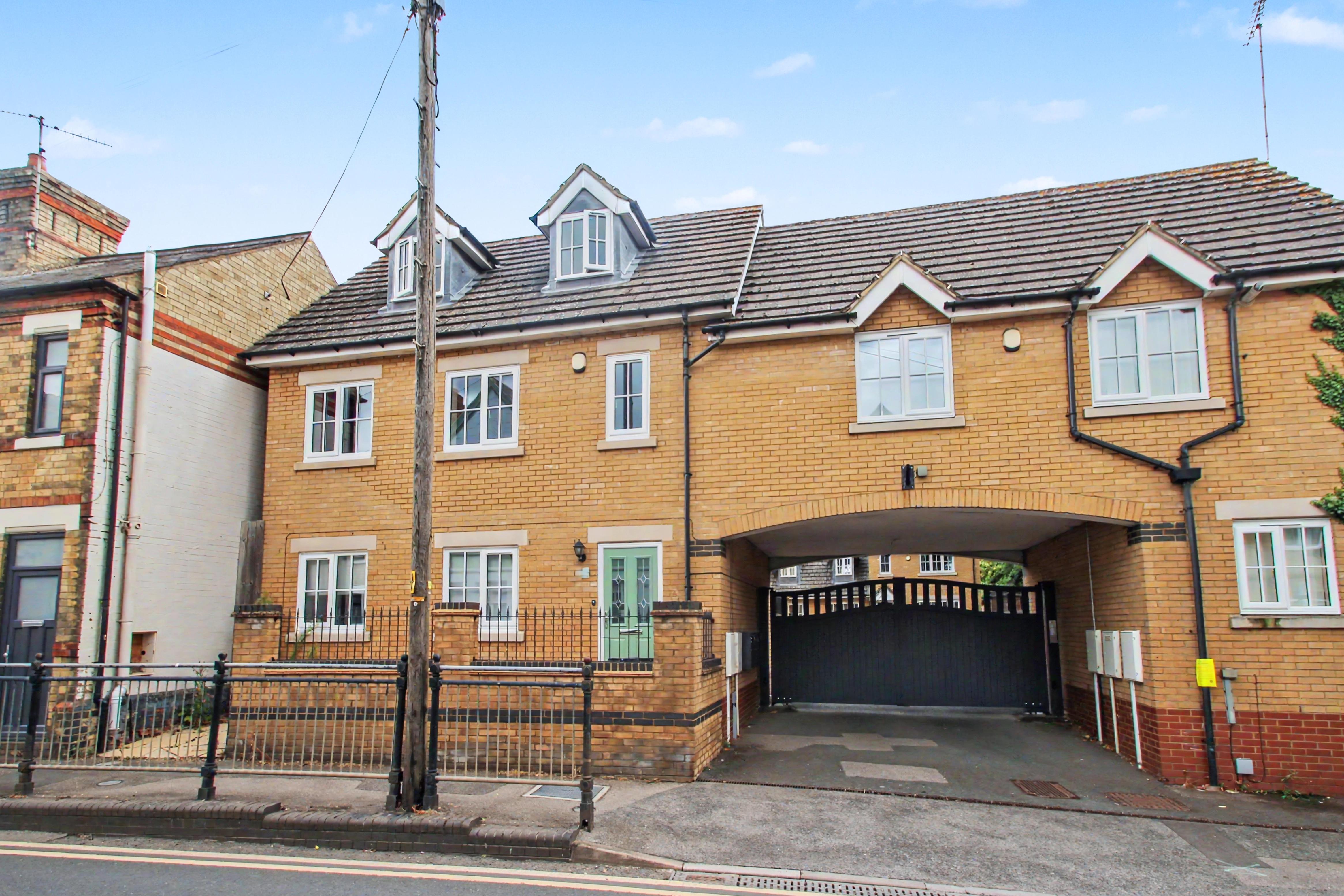 House High Street in Higham Ferrers