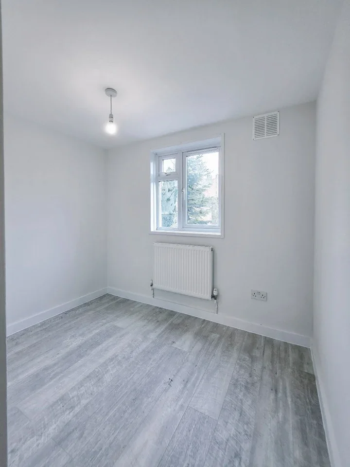 Flat Wellfield Road in Greater London