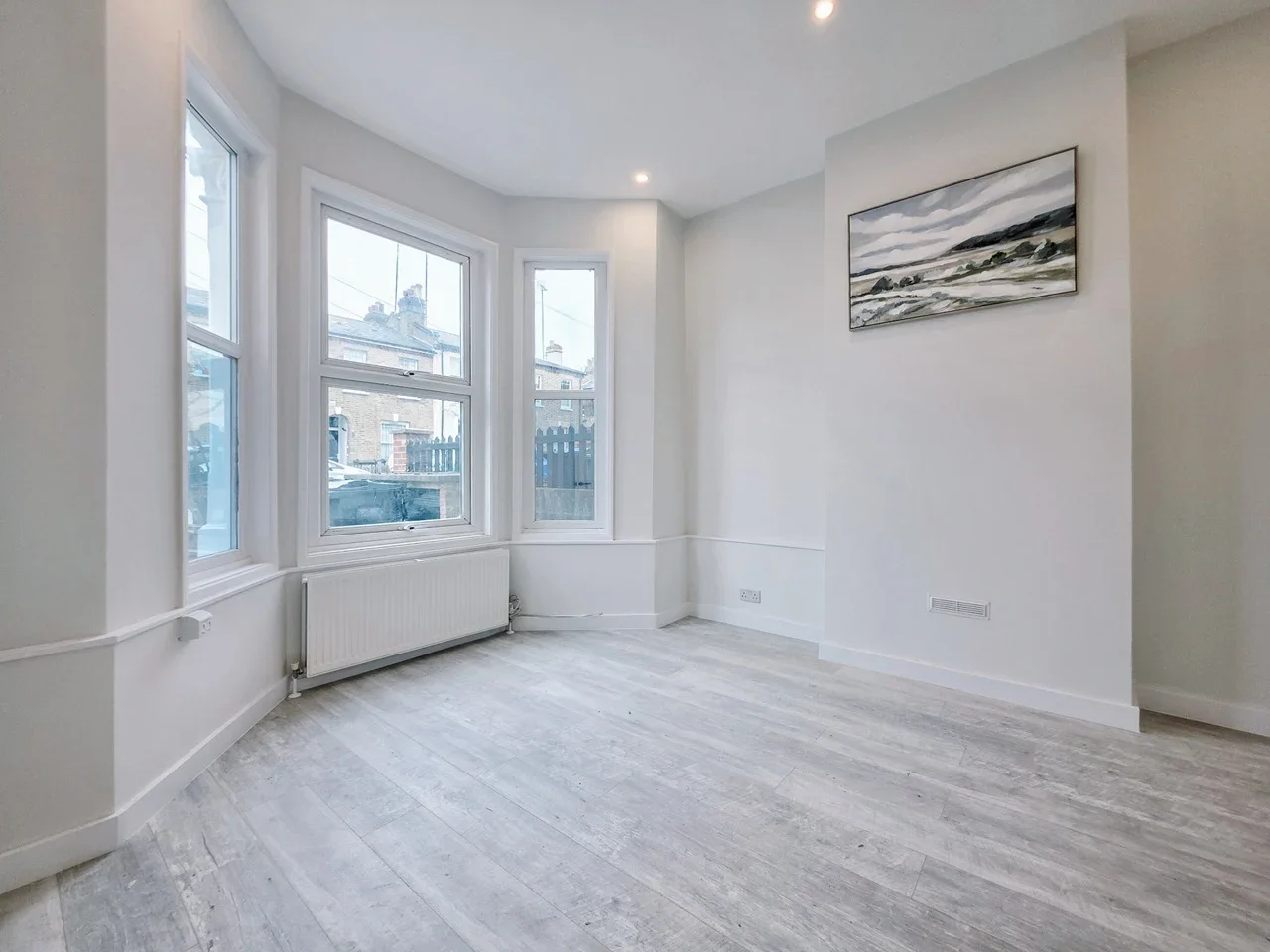 Flat Wellfield Road in Greater London