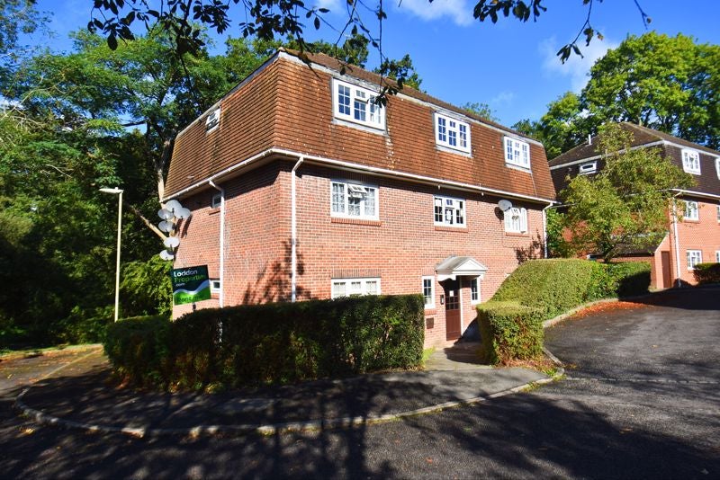 Flat Longacre Rise in Basingstoke and Deane