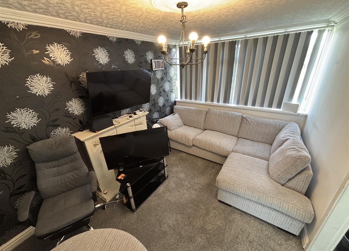 Flat Keresley Road in Coventry