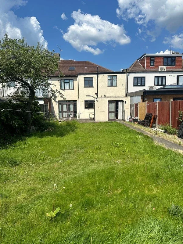 Room Clayhall Avenue in Greater London