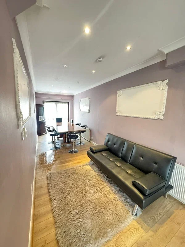 Room Clayhall Avenue in Greater London