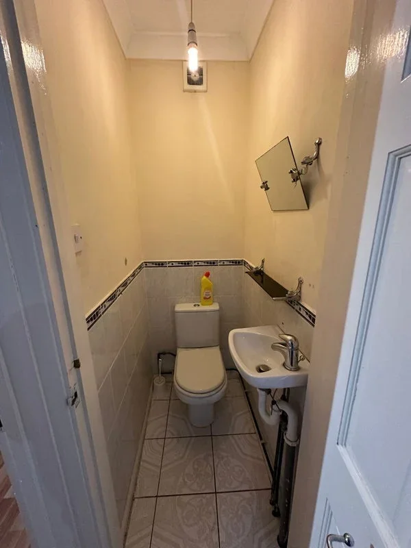 Room Clayhall Avenue in Greater London