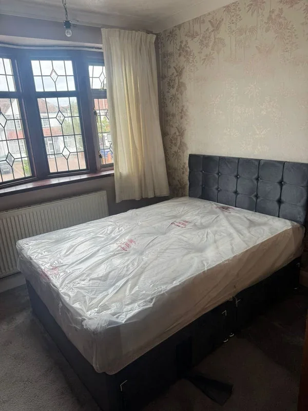 Room Clayhall Avenue in Greater London