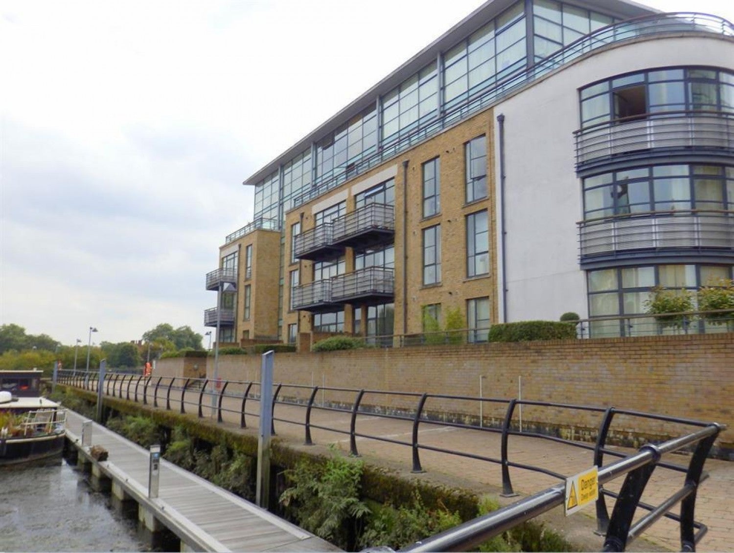 Flat Ferry Wharf in Greater London