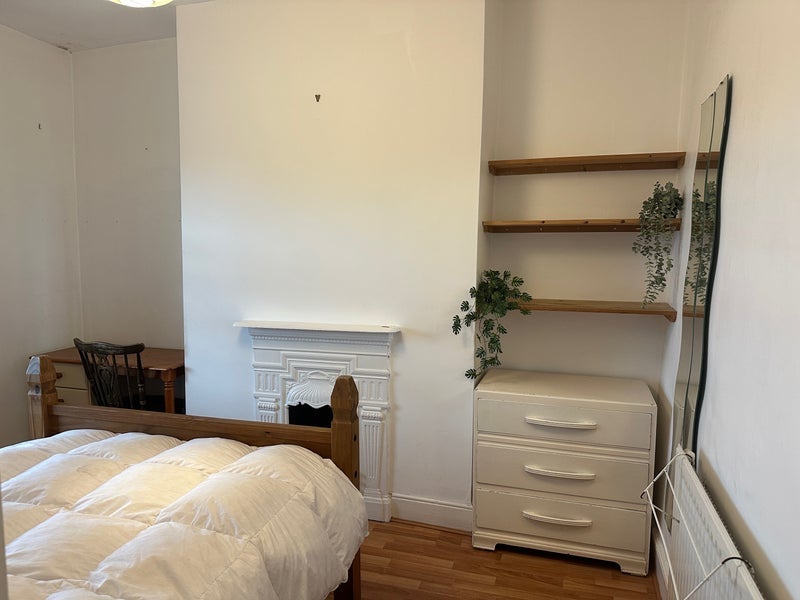 Room Robertson Road in Bristol