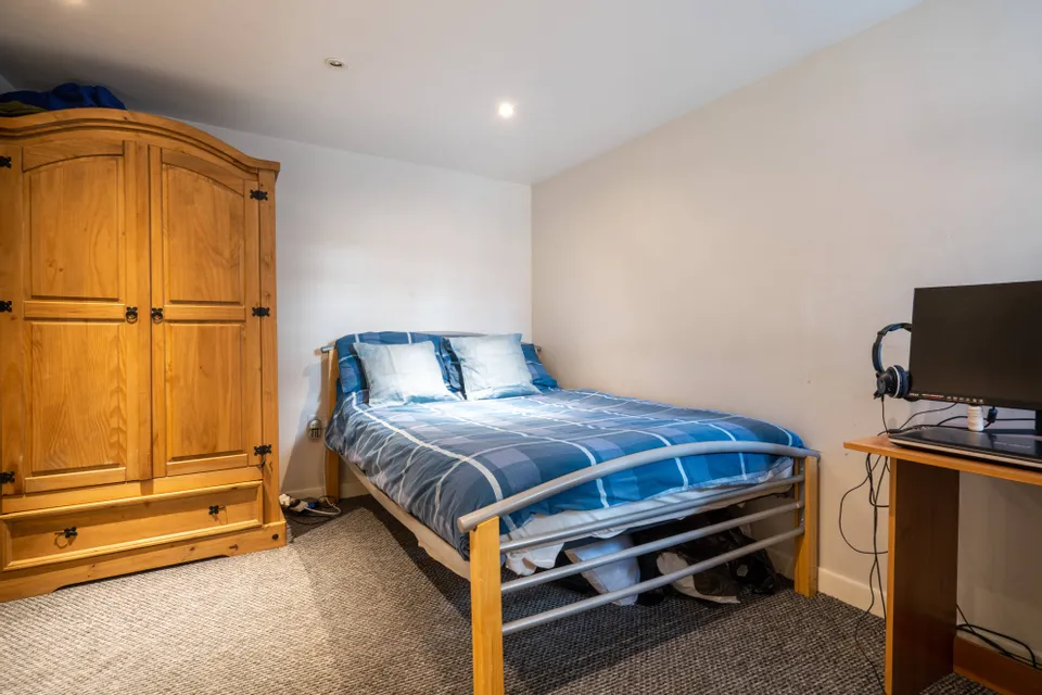 Room West Parade in Lincoln