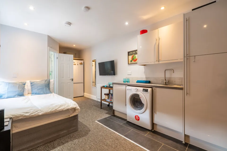 Room West Parade in Lincoln