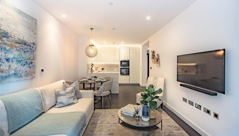 Flat Ponton Road in Greater London